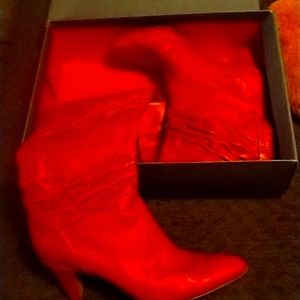 Red boots.  4D